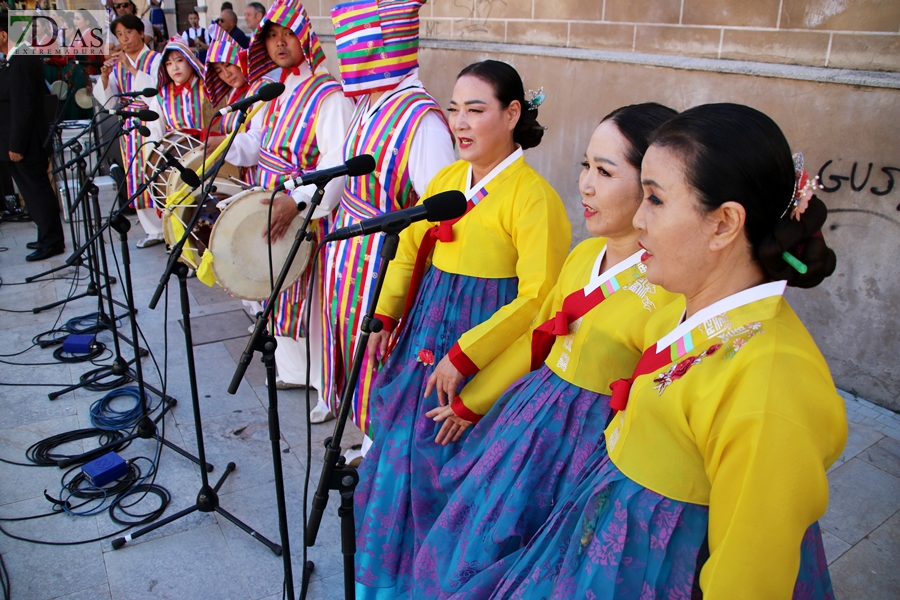 La Plaza de España testigo de la multiculturalidad del folklore