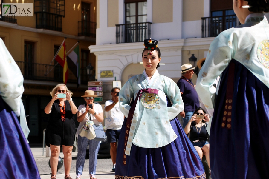 La Plaza de España testigo de la multiculturalidad del folklore