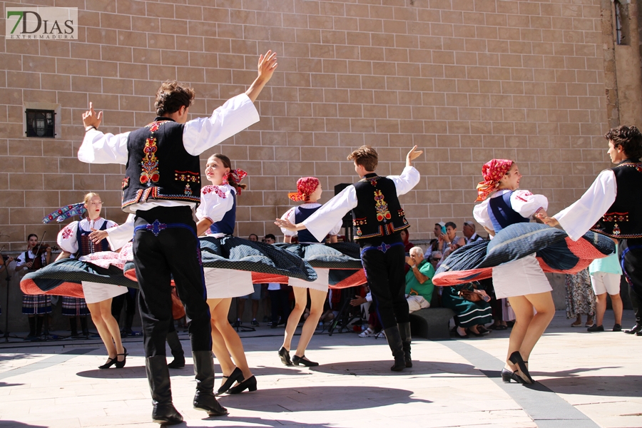 La Plaza de España testigo de la multiculturalidad del folklore