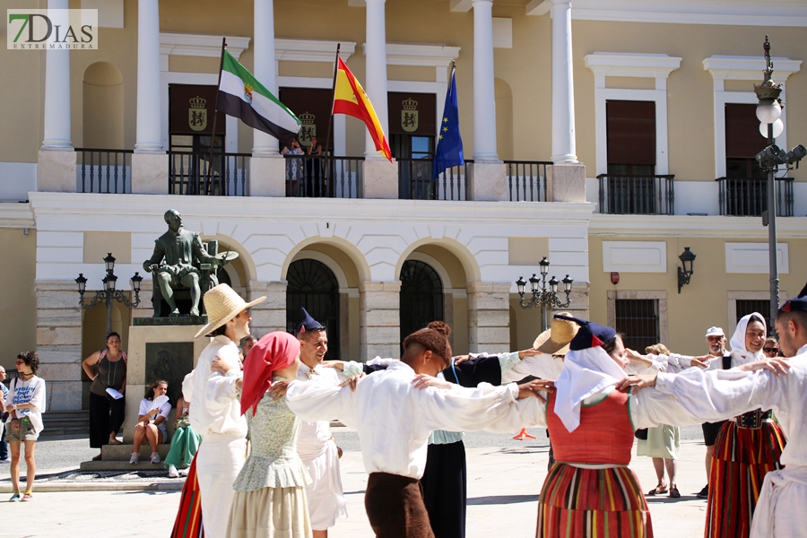 La Plaza de España testigo de la multiculturalidad del folklore