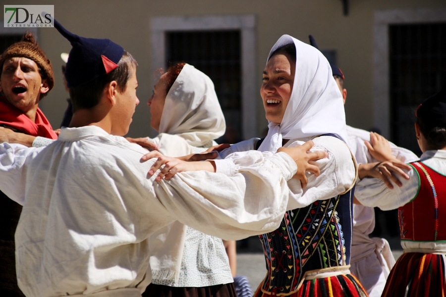 La Plaza de España testigo de la multiculturalidad del folklore