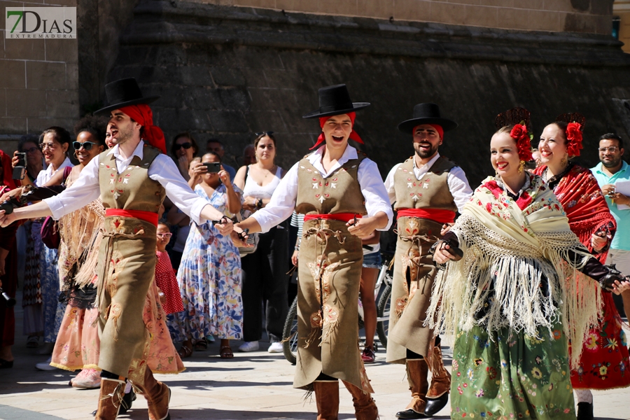 La Plaza de España testigo de la multiculturalidad del folklore