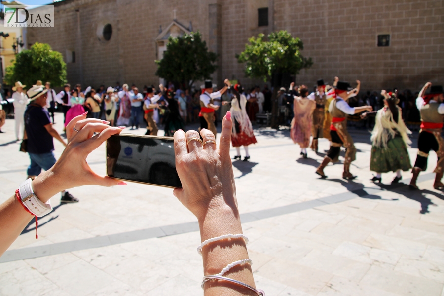 La Plaza de España testigo de la multiculturalidad del folklore