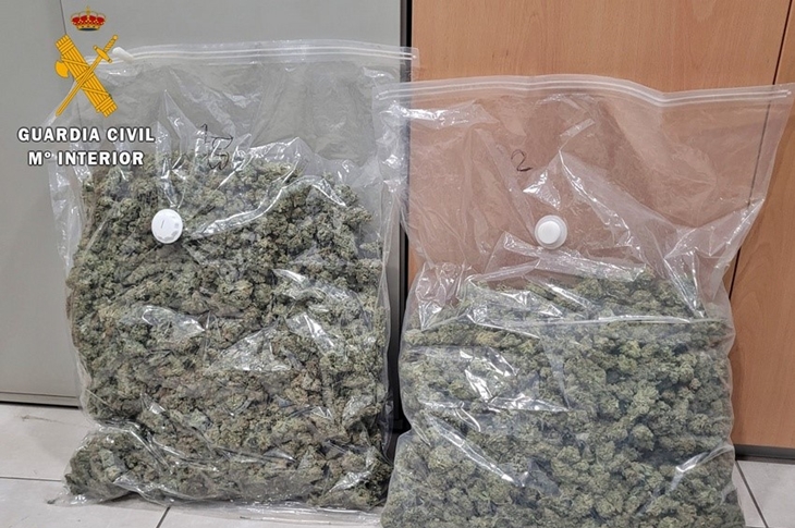 La Guardia Civil interviene en Torremejías varios kilos de marihuana