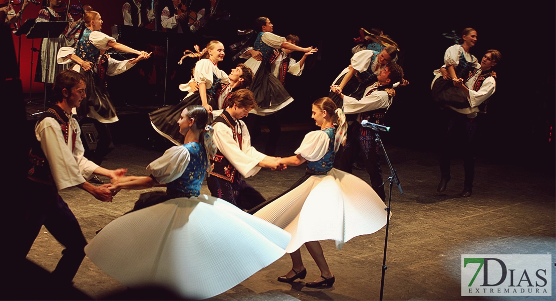 REPOR - Imágenes de la primera sesión del Festival Folklórico en Badajoz