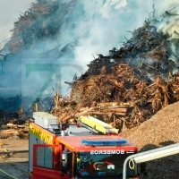 Arde el combustible de la planta de Biomasa de Mérida en un aparatoso incendio