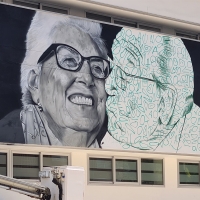 Así está quedando el grafiti gigante que agradecerá el legado de los mayores en Badajoz