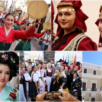 El Festival Folklórico sorprende a los pacenses desfilando por sus calles