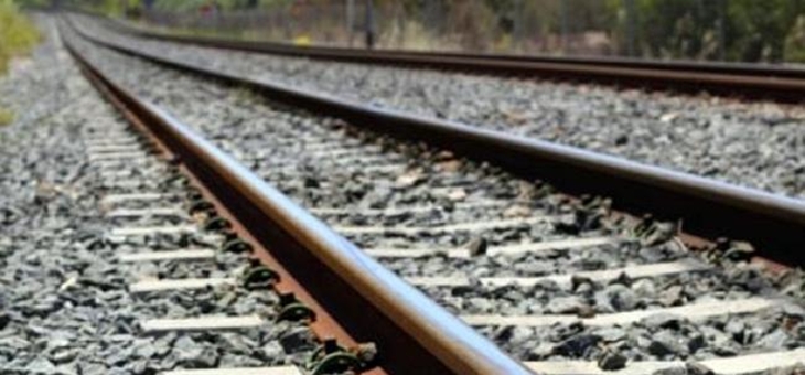 Los arrolla un tren y fallece un bebé en el coche en el que viajaban