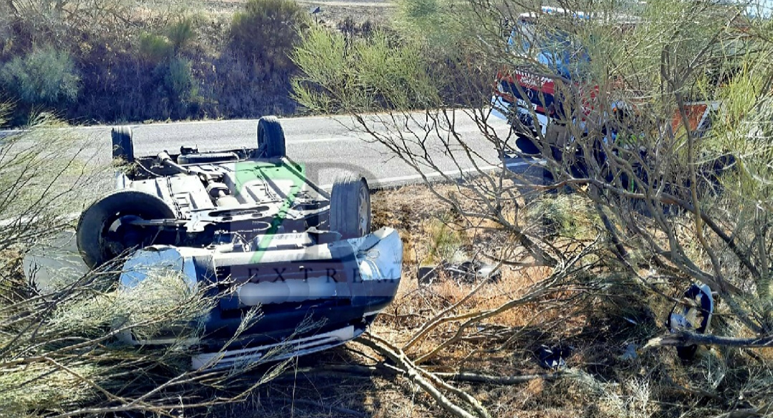 Una mujer queda atrapada tras un accidente en la EX-387