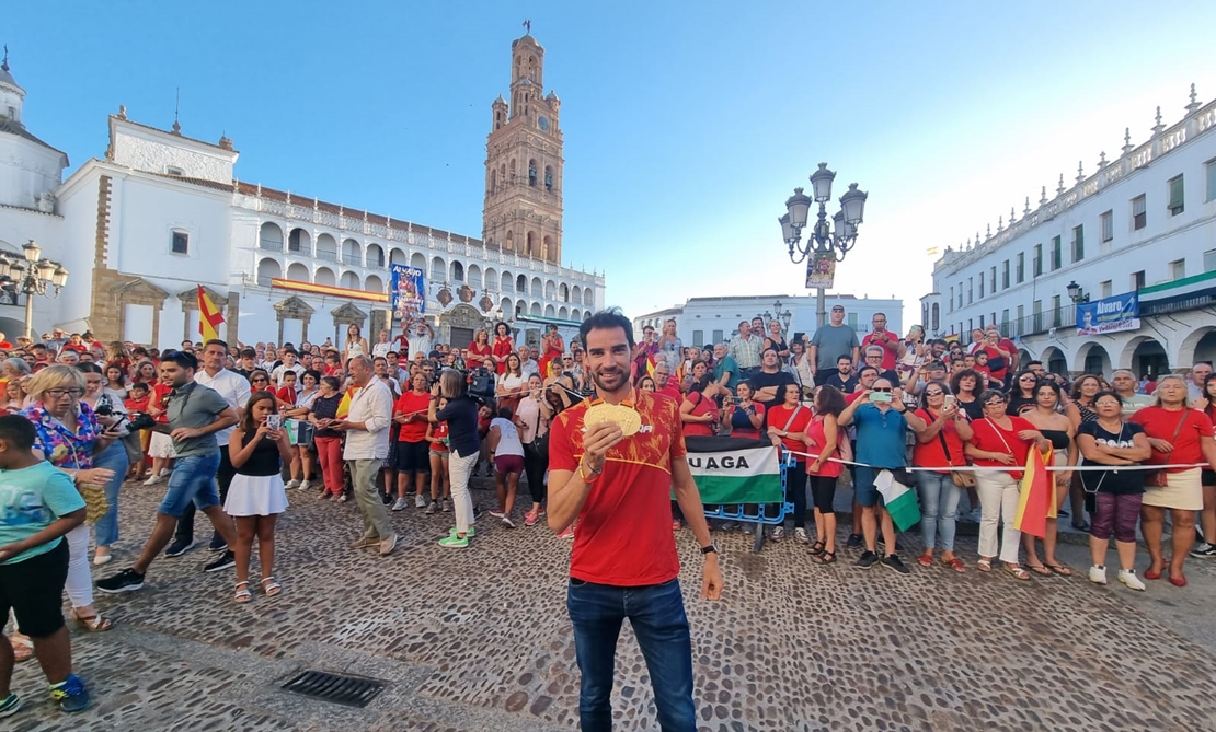 Llerena se echa a la ce para recibir a su bicampeón mundial, Álvaro Martín