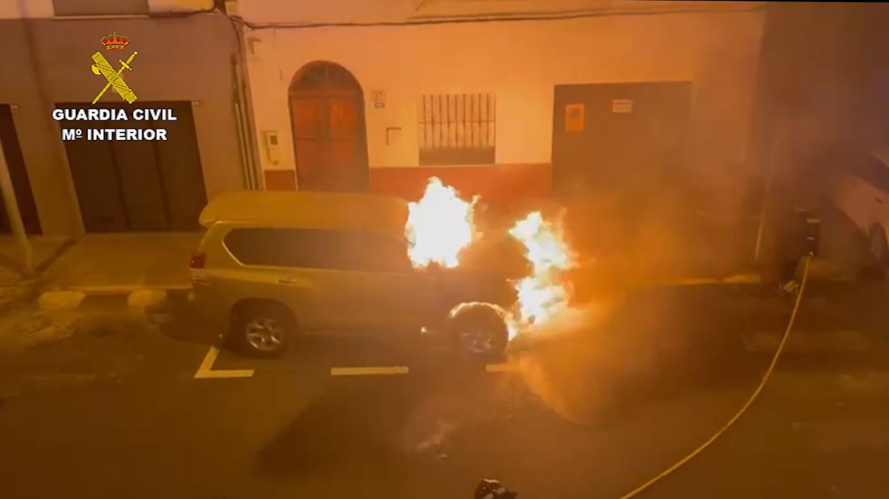 Detenidos dos jóvenes que quemaron el coche de un guardia civil