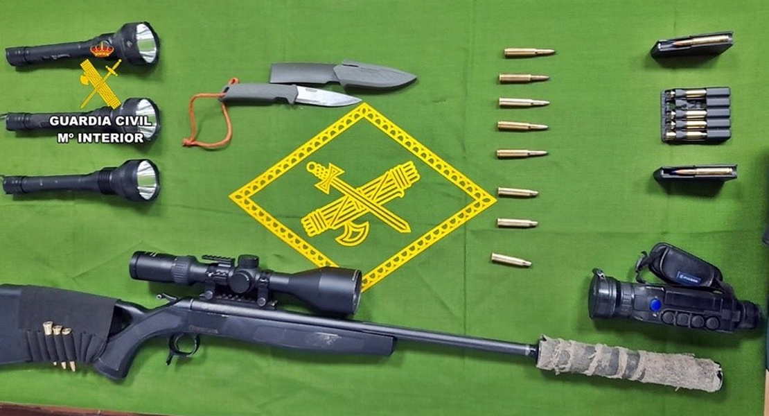 Los paran en Extremadura con un rifle dispuesto para su uso
