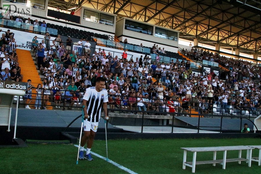 REPOR: El CD Badajoz presenta oficialmente a su equipo frente a la afición