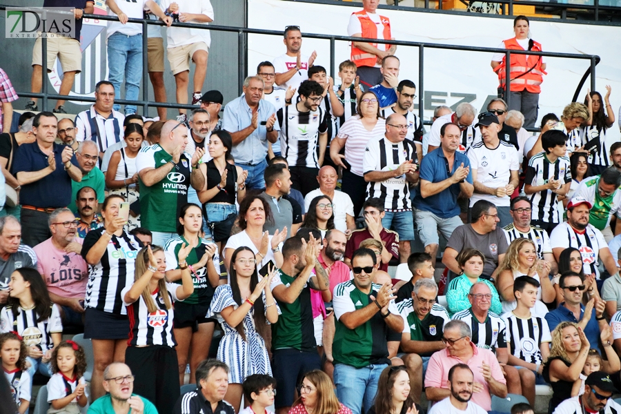 REPOR: El CD Badajoz presenta oficialmente a su equipo frente a la afición