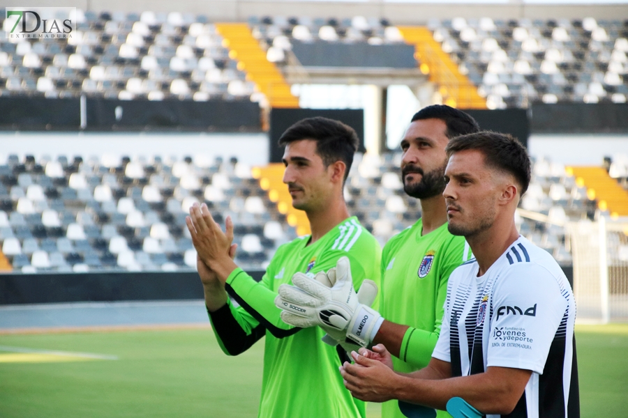 REPOR: El CD Badajoz presenta oficialmente a su equipo frente a la afición