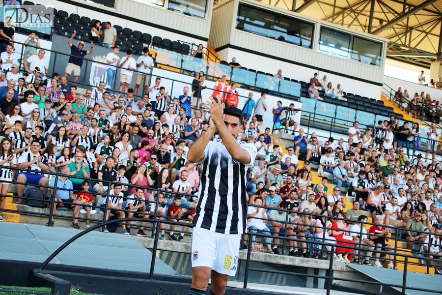 REPOR: El CD Badajoz presenta oficialmente a su equipo frente a la afición