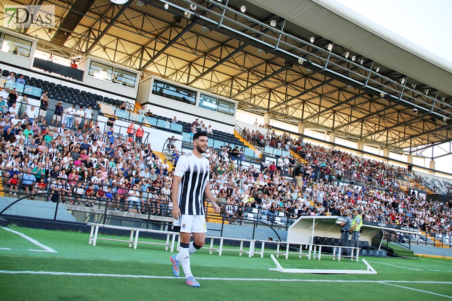 REPOR: El CD Badajoz presenta oficialmente a su equipo frente a la afición