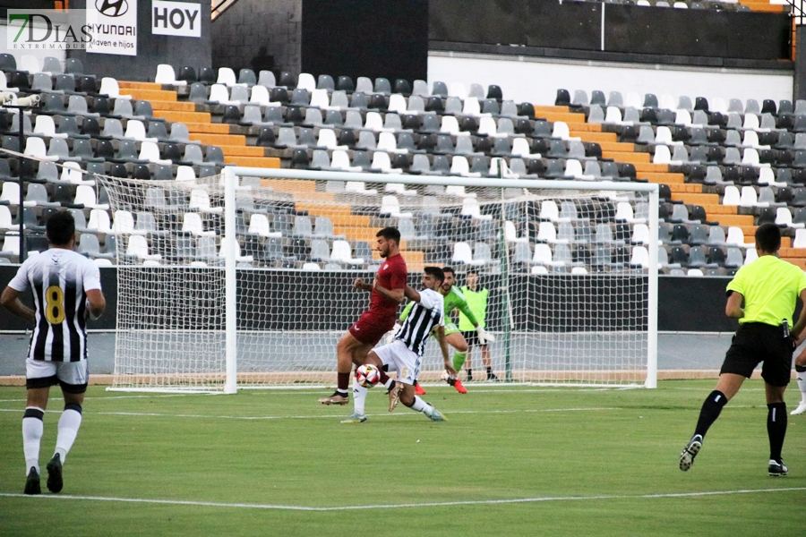 REPOR: El CD Badajoz presenta oficialmente a su equipo frente a la afición