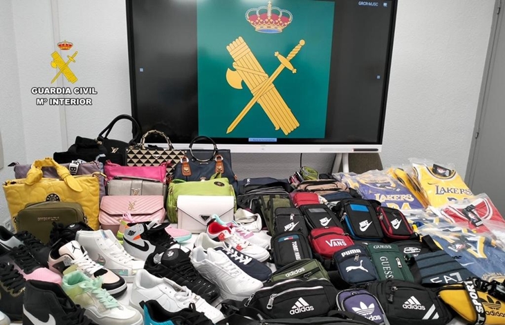 Detenidas por vender artículos falsificados en un mercadillo extremeño