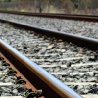 Los arrolla un tren y fallece un bebé en el coche en el que viajaban