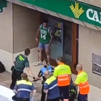 El vídeo de la brutal agresión a un guardia civil en plena calle