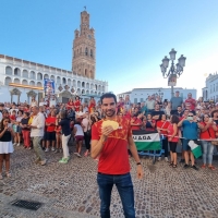 Llerena se echa a la calle para recibir a su bicampeón mundial, Álvaro Martín