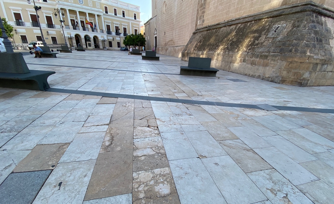 Piden reparar de urgencia las baldosas de la plaza de España