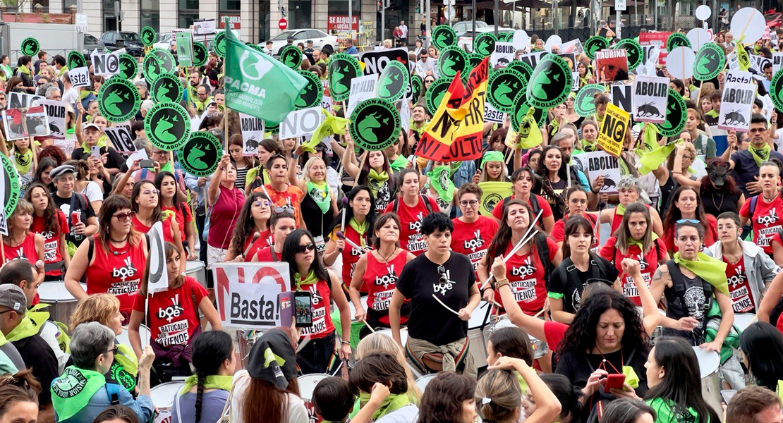 PACMA reúne a miles de personas en la mayor protesta antitaurina del año