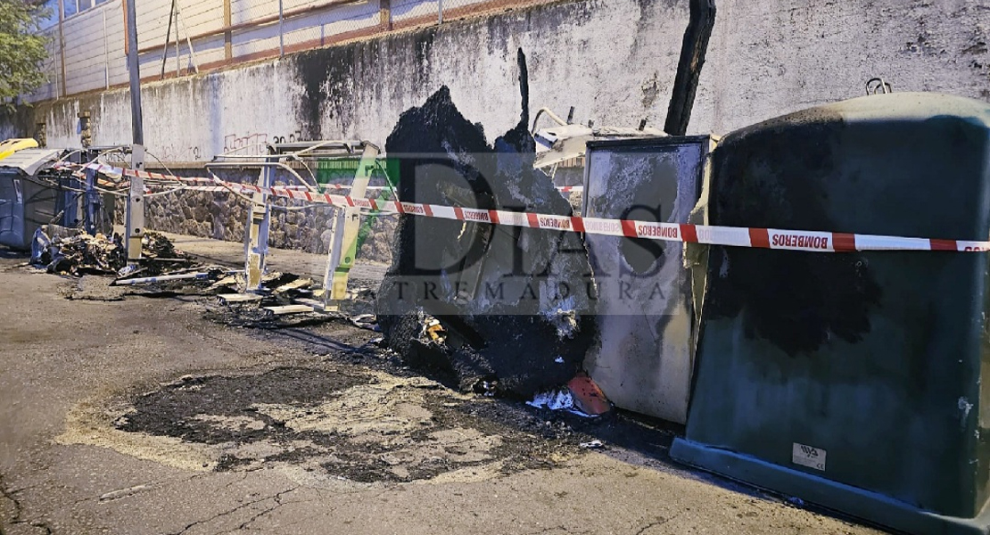 Contenedores, 4 vehículos y una fachada afectados por otro incendio en Plasencia