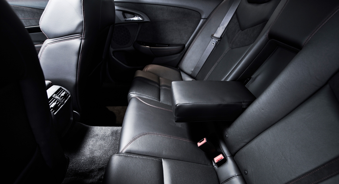 La DGT te puede multar por dejar bolsas en el asiento trasero del coche