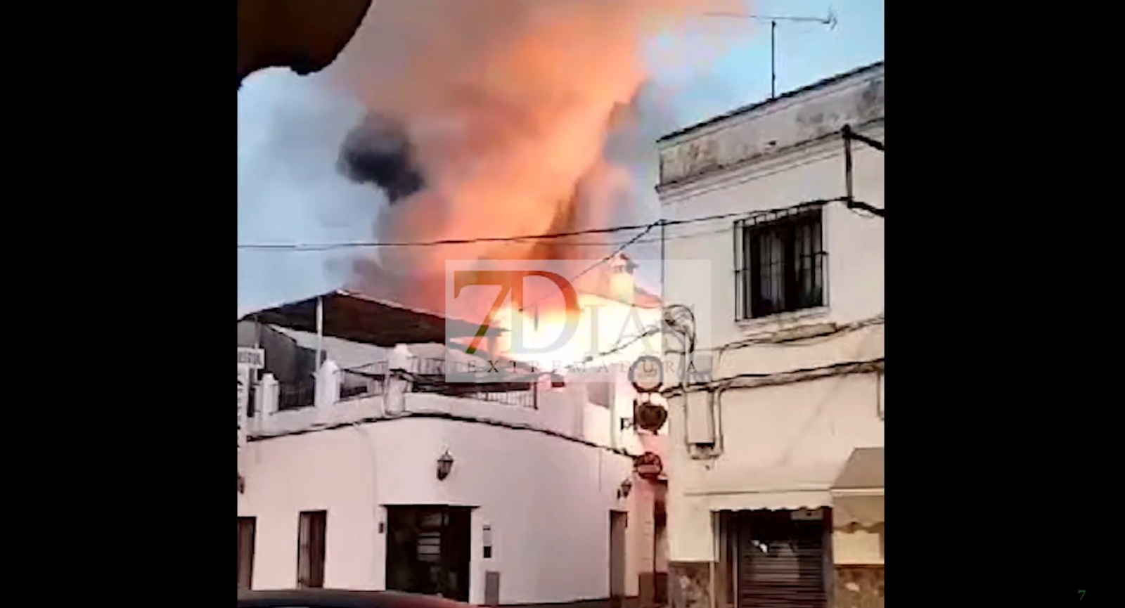 Un incendio provoca graves daños en Fregenal de la Sierra