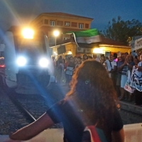Navalmoral no se rinde: más de 700 personas impiden que salga el tren