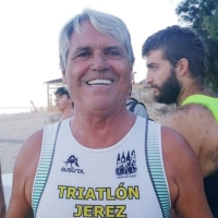Nando Juglar consigue subir al pódium en el Triatlón Villa de Rota