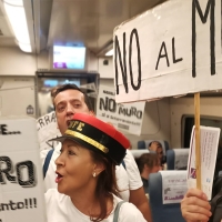 Ocupan el tren contra el muro en Navalmoral y Adif lo califica de &quot;invasión&quot;