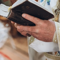 Detenido un sacerdote por agredir sexualmente a mujeres que sedaba y grababa