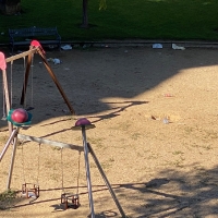 Denuncian botellones en un parque infantil de Badajoz