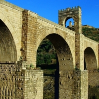Investigadores de la UEx estudian un importante hallazgo en el Puente de Alcántara