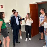 Gallardo visita la única residencia universitaria gratuita de España, que está en Badajoz