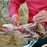 El II encuentro &#39;Solidario de Cortadores de Jamón&#39; reúne a 60 cortadores