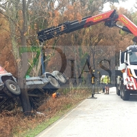 Vuelca un tráiler tras accidentarse en el badén de Talavera