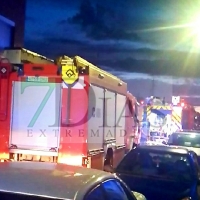 Bomberos y policías rescatan a una mujer atrapada en un incendio en Badajoz