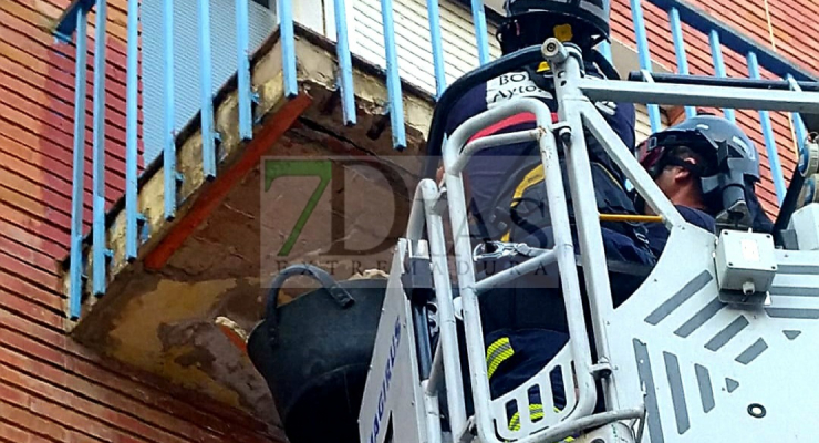 Se desprende la cornisa de un balcón en el barrio de San Fernando en Badajoz
