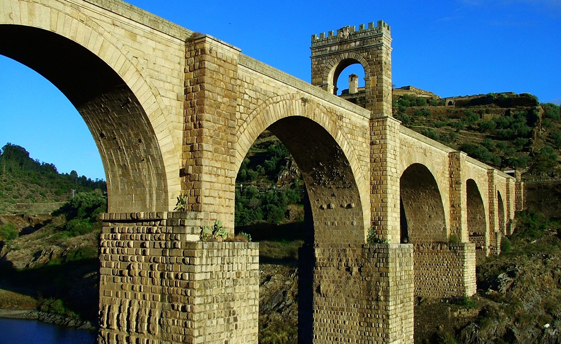 Investigadores de la UEx estudian un importante hallazgo en el Puente de Alcántara