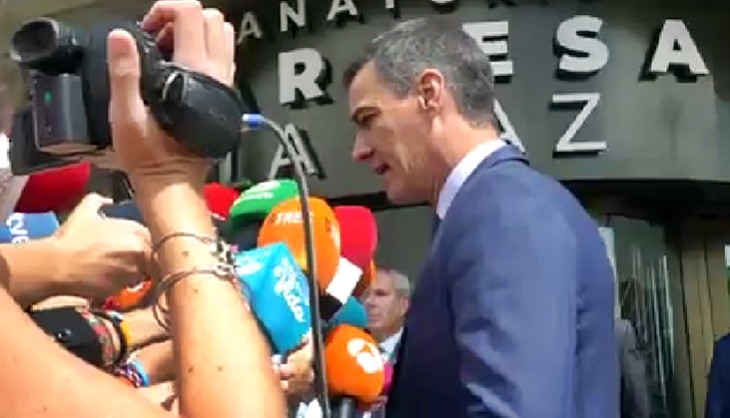 Sánchez visita la capilla ardiente de María Teresa Campos: “Rompió muchos techos de cristal”