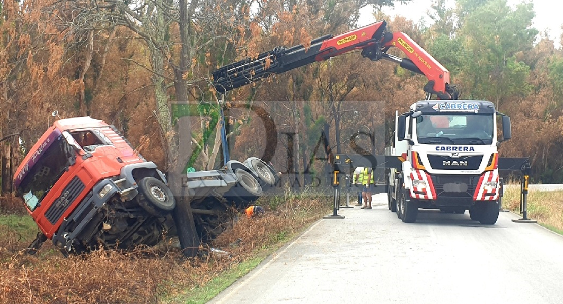 Vuelca un tráiler tras accidentarse en el badén de Talavera
