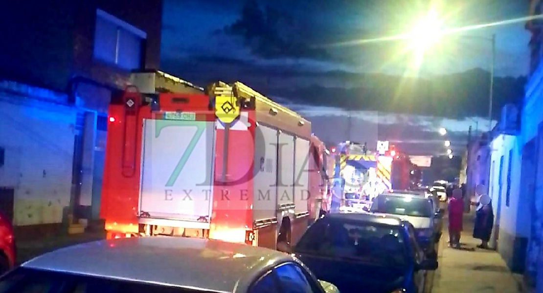 Bomberos y policías rescatan a una mujer atrapada en un incendio en Badajoz