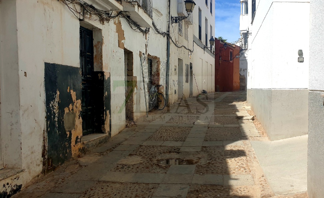 Esperando un rayo de luz que ilumine la oscuridad en el casco antiguo de Badajoz