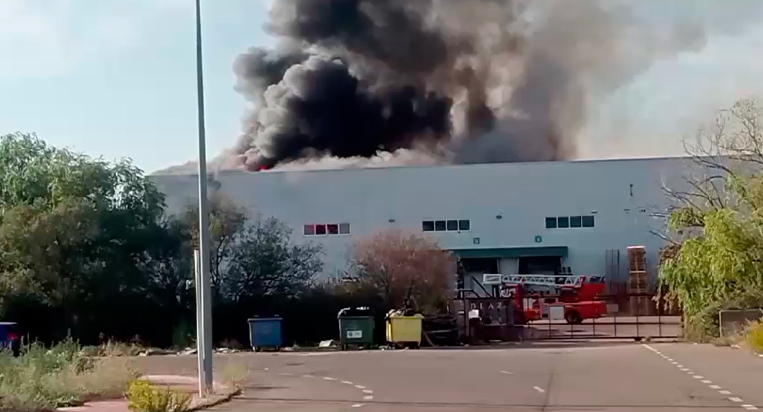 Un grave incendio afecta a ACENORCA en Montehermoso (CC) y deja dos heridos