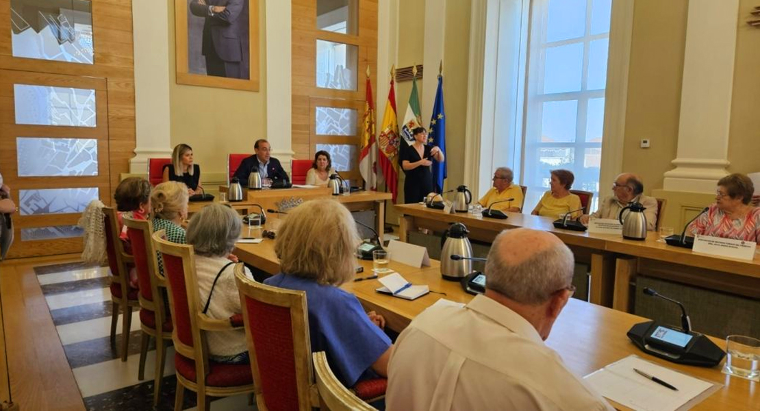 El alcalde se compromete a acondicionar más baños públicos en Cáceres El alcalde se compromete a acondicionar más baños públicos en Cáceres